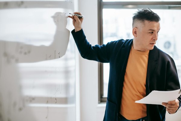 Réussir en tant que cadre : formations, droits et astuces pratiques